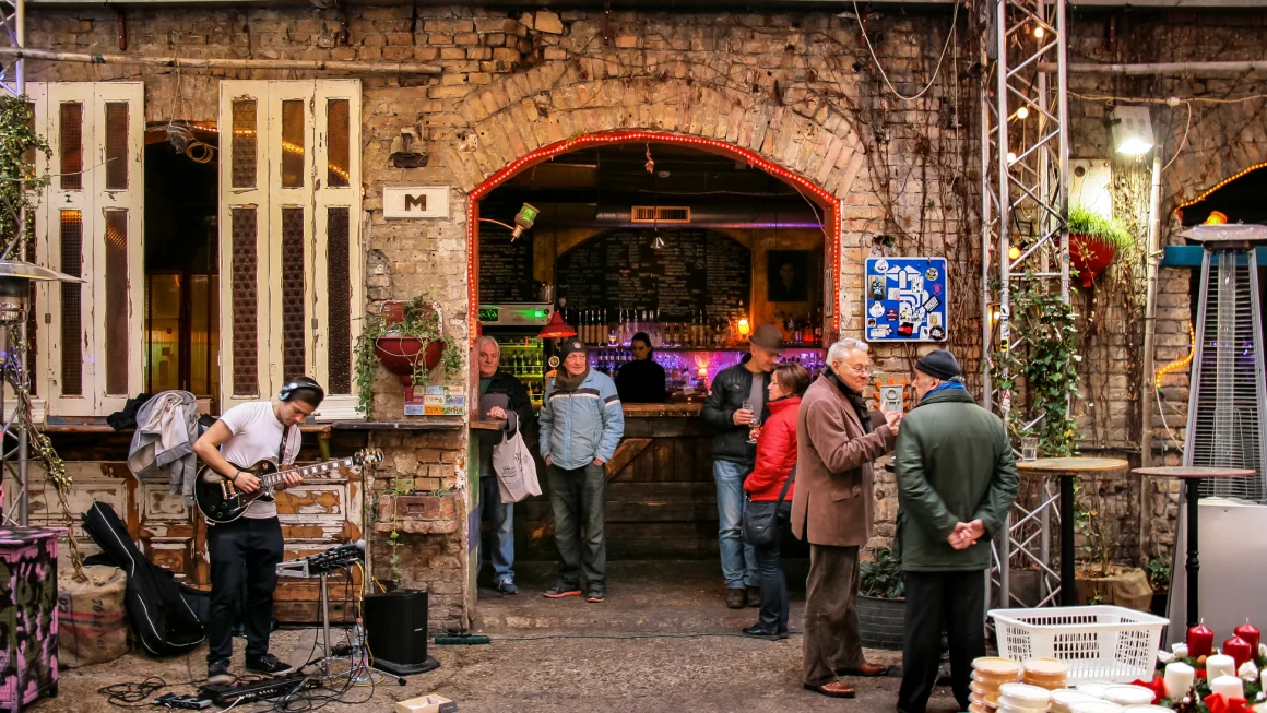 menikmati-kehidupan-malam-di-budapest-bar-reruntuhan-dan-teras-atap-terbaik